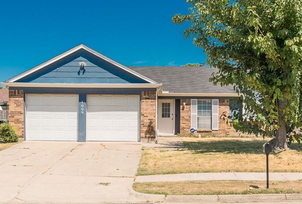 1609 Country Lane, Arlington