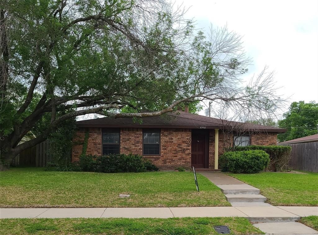 8902 Vernon, Rowlett