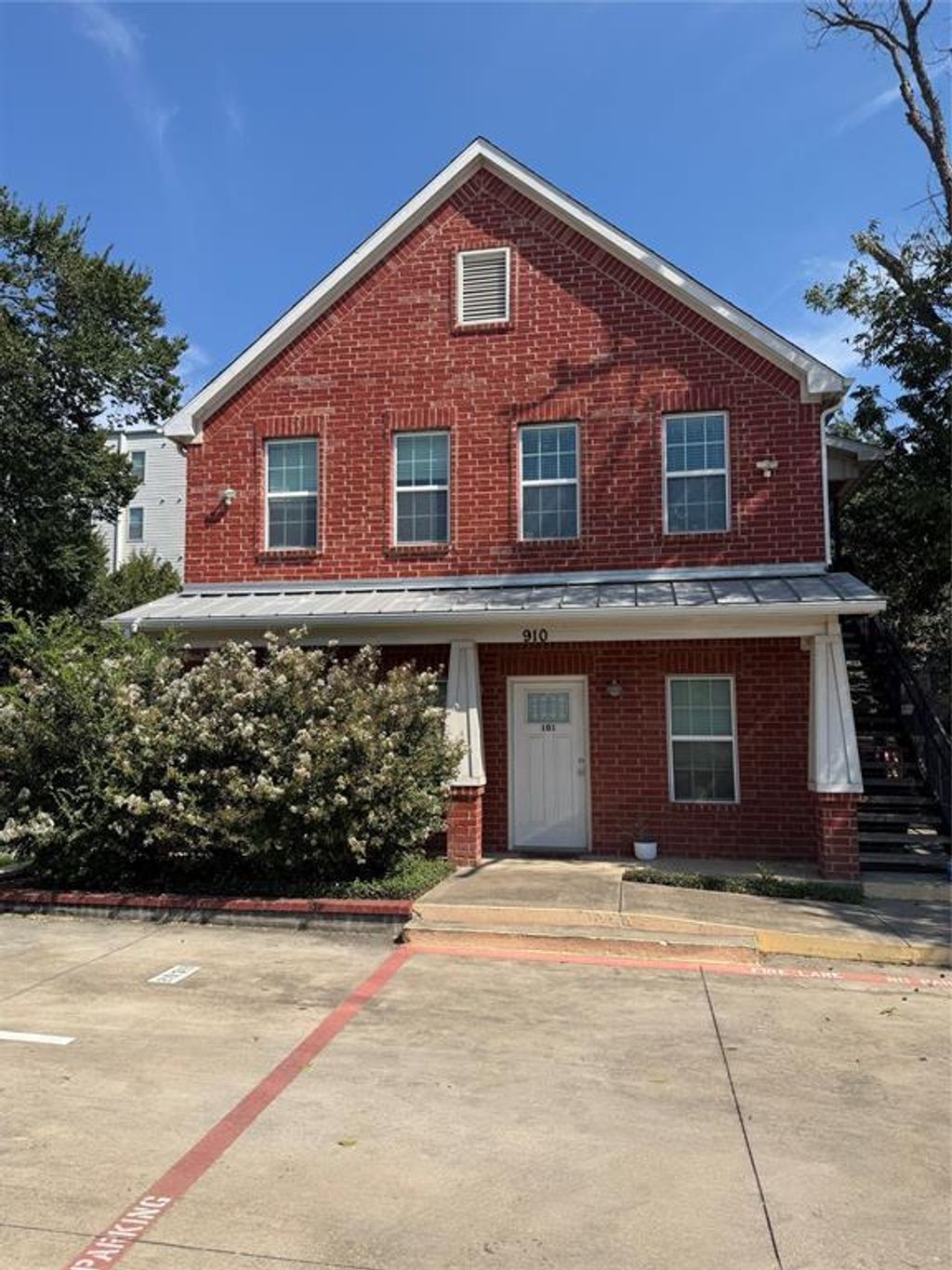 910 Fannin 203, Denton