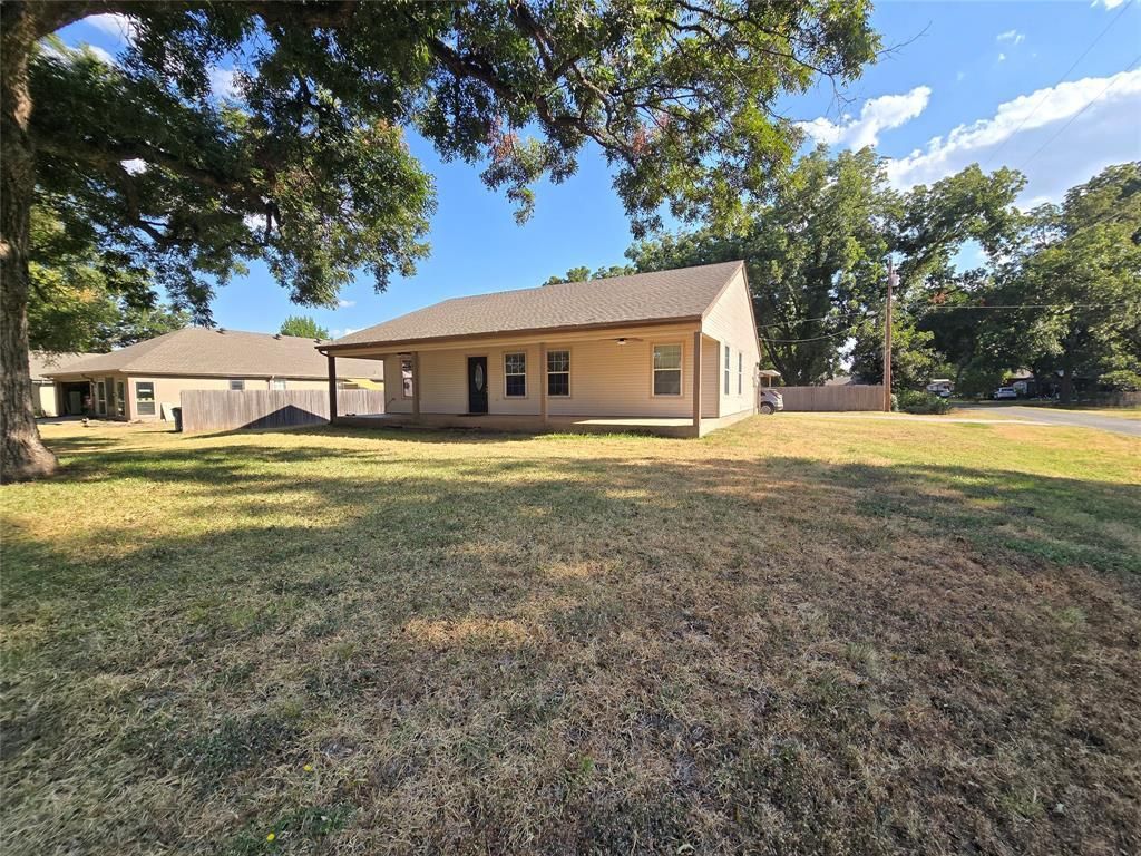 210 E El Camino Real, Weatherford