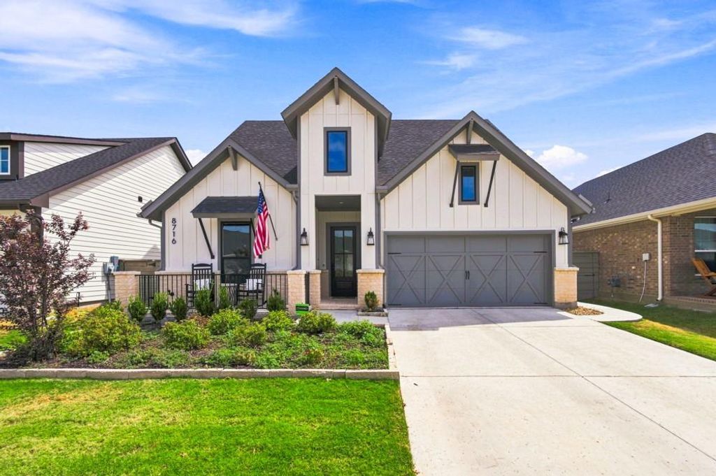 8716 Bur Oak Drive, Justin