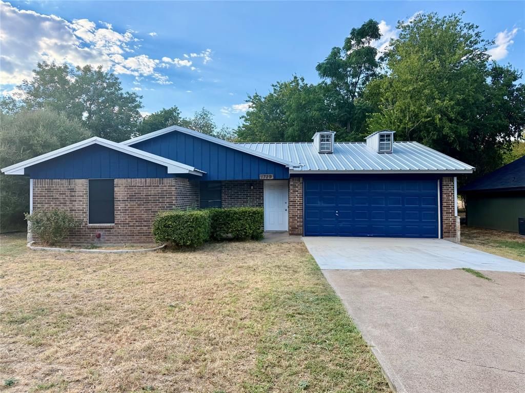 1729 W Doyle Street, Granbury