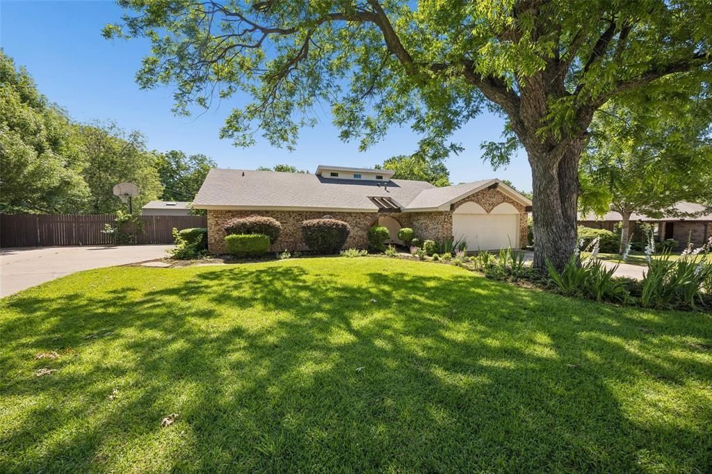 1203 Oakwood Trail, Southlake