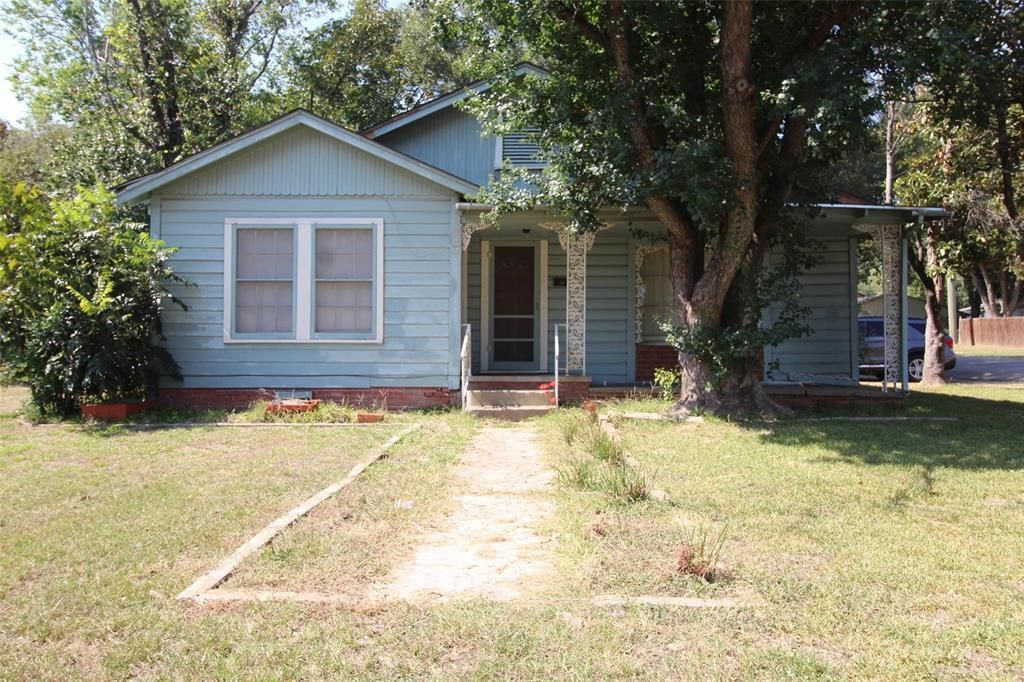 323 N Houston Street, Grand Saline