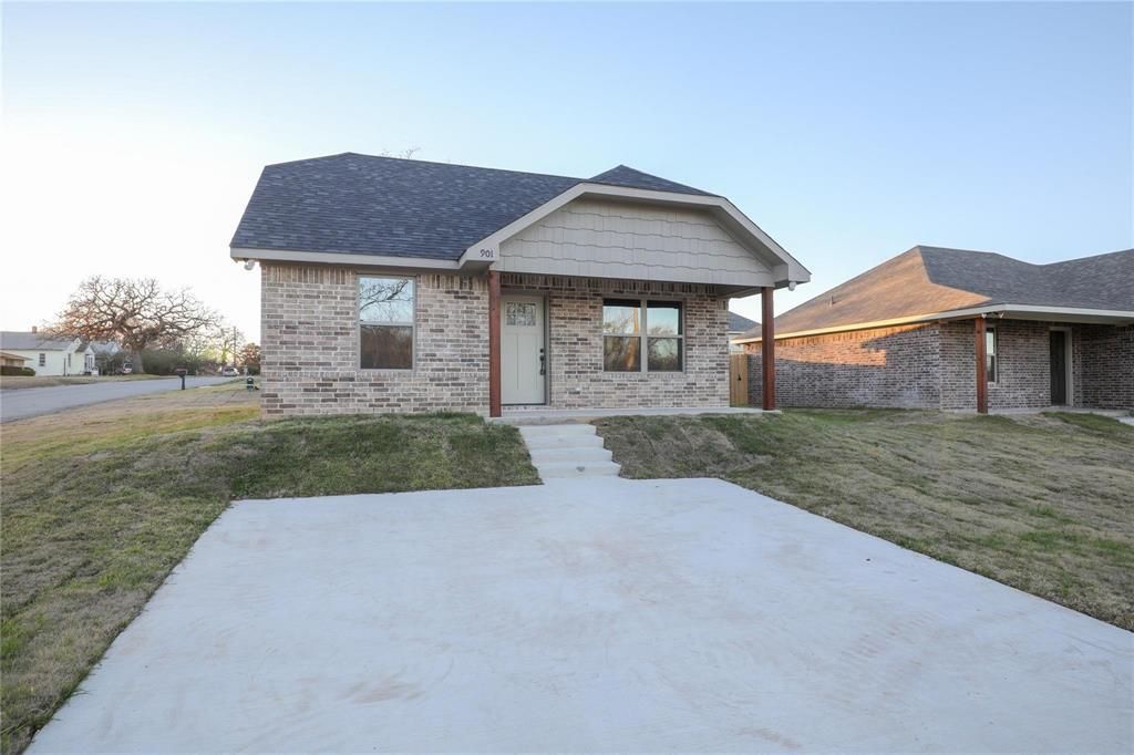 901 N Barrett Avenue, Denison