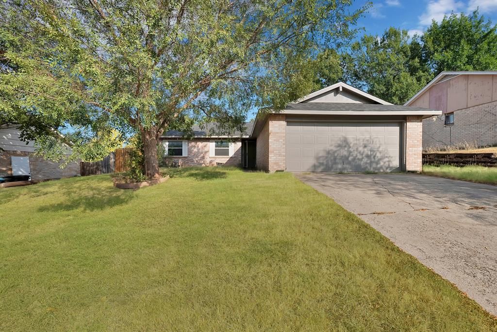 813 Panay Way Drive, Fort Worth
