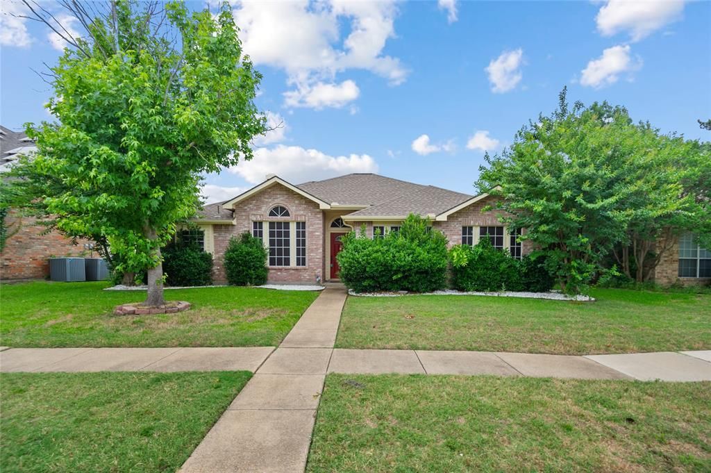 2726 Crosslands Drive, Garland