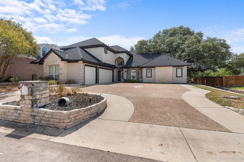 8517 Woodlake Circle, Fort Worth