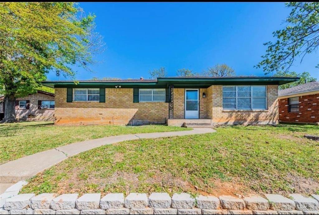903 Seymore Circle, Denison
