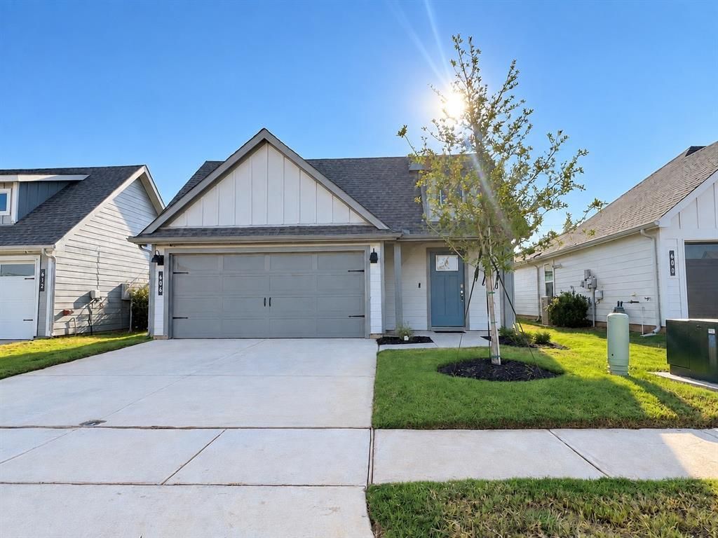606 Capstone Circle, Granbury