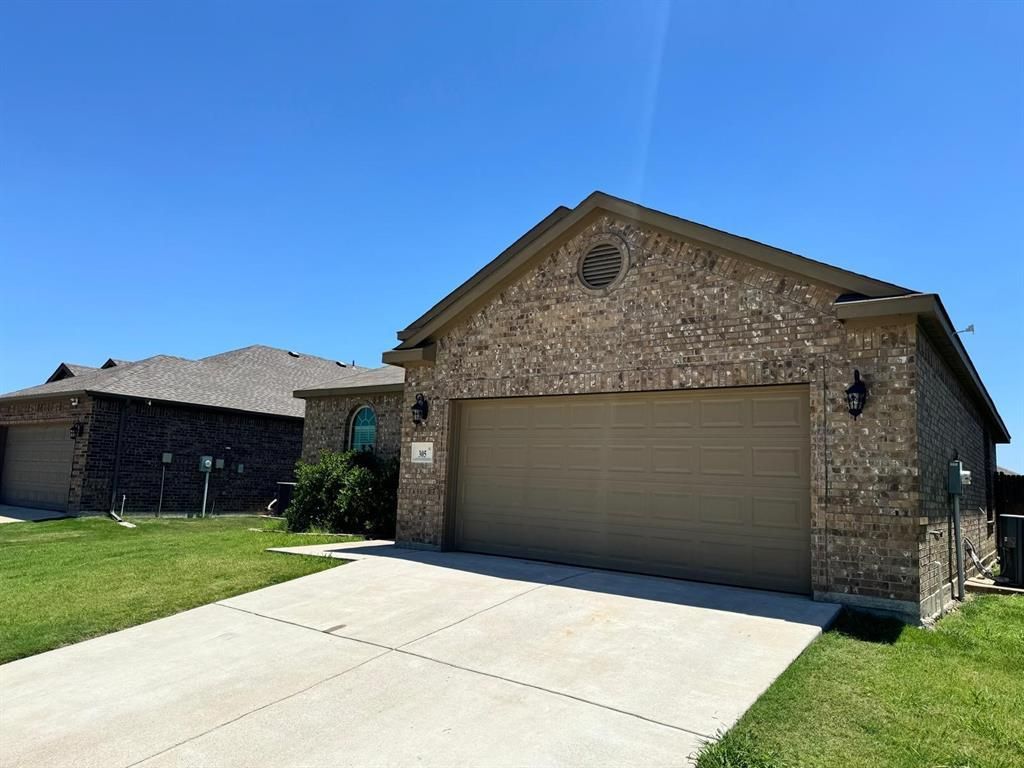 305 Lead Creek Drive, Fort Worth