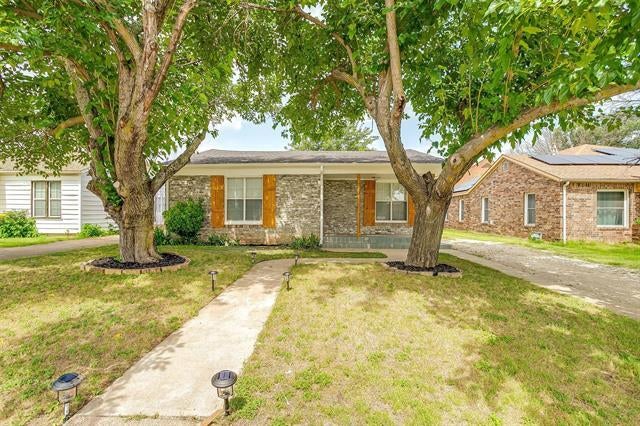 627 Hallvale Drive, White Settlement