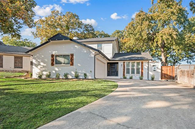 909 Brestol Court W, Bedford