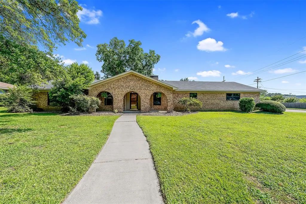 202 Molly Lane, Mineola