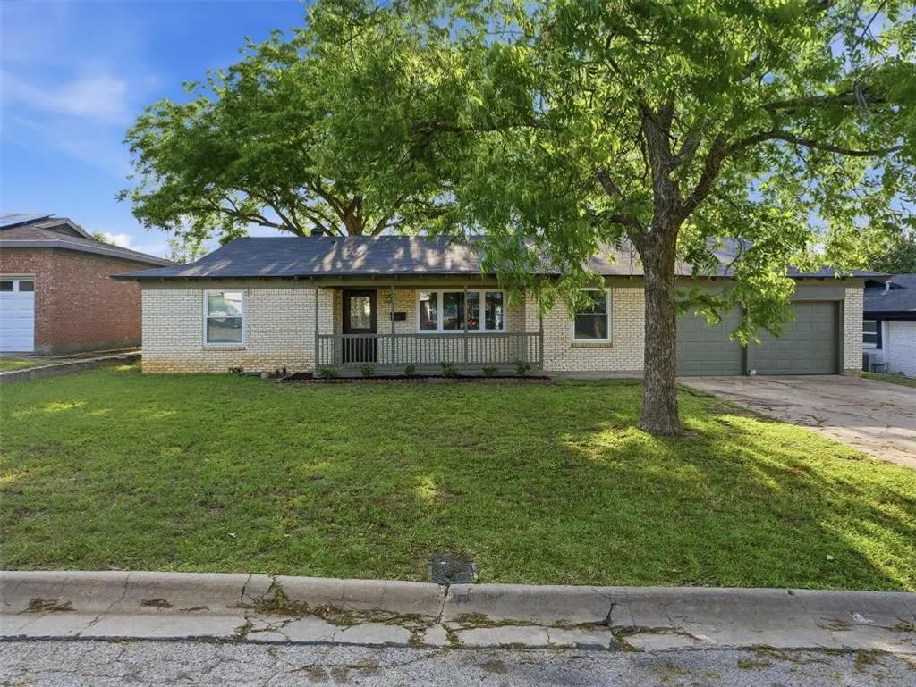 825 Lee Drive, Bedford