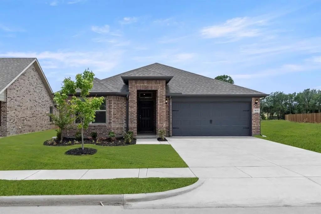 1633 Elle Lane, Aubrey