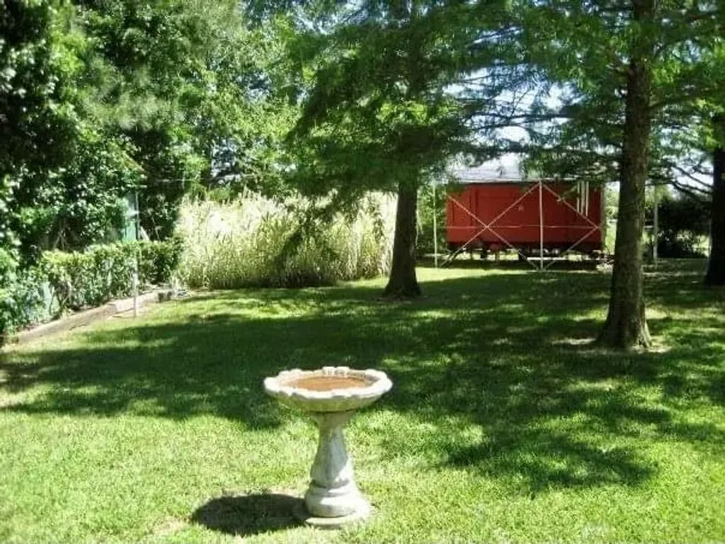 5544 Farm Road 905, Paris