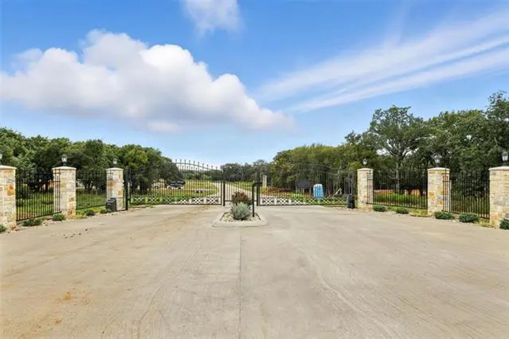 1316 County Road 602 Court, Burleson