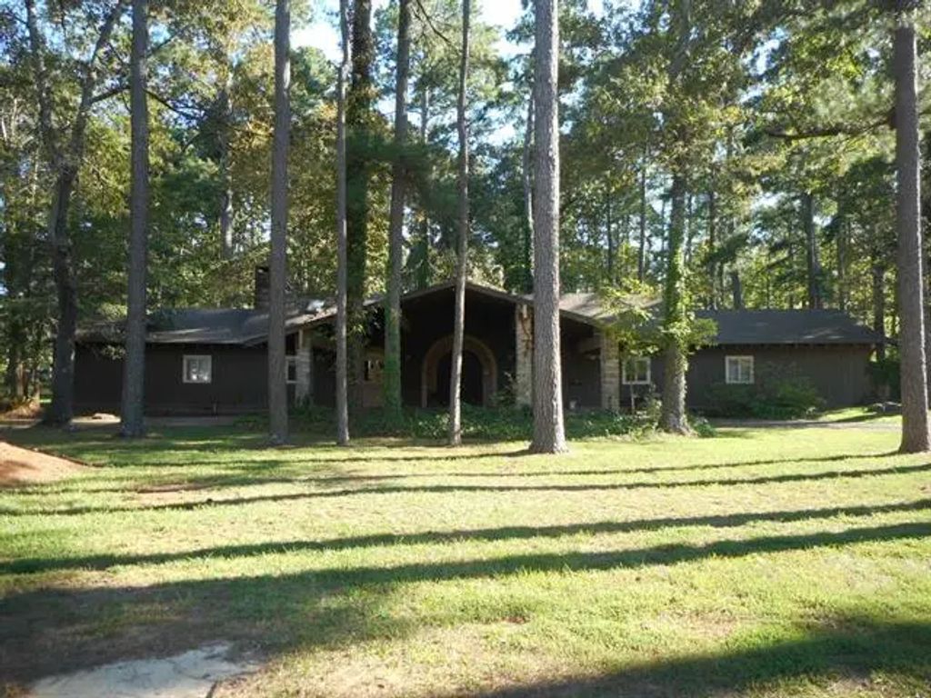 900 Machen Drive, Springhill