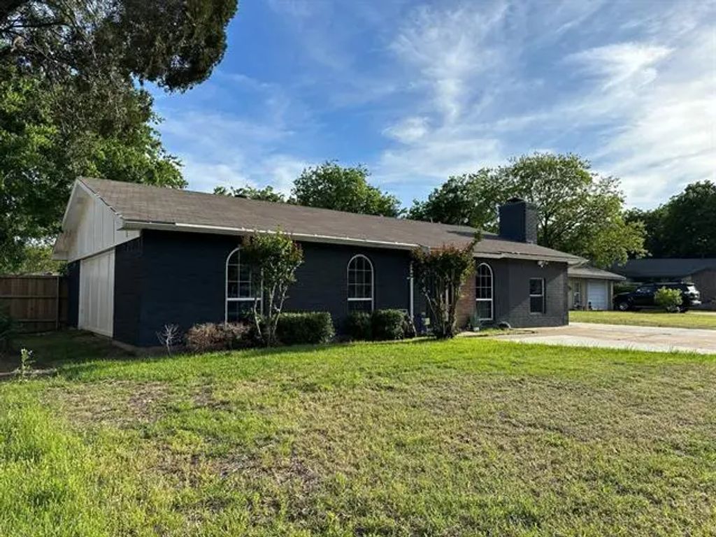 1013 Las Flores Court, Grand Prairie