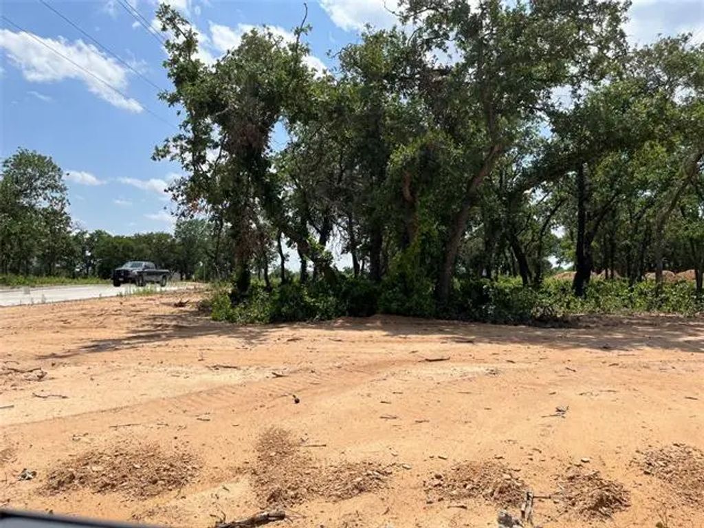 200 Peace Lily Way, Tolar