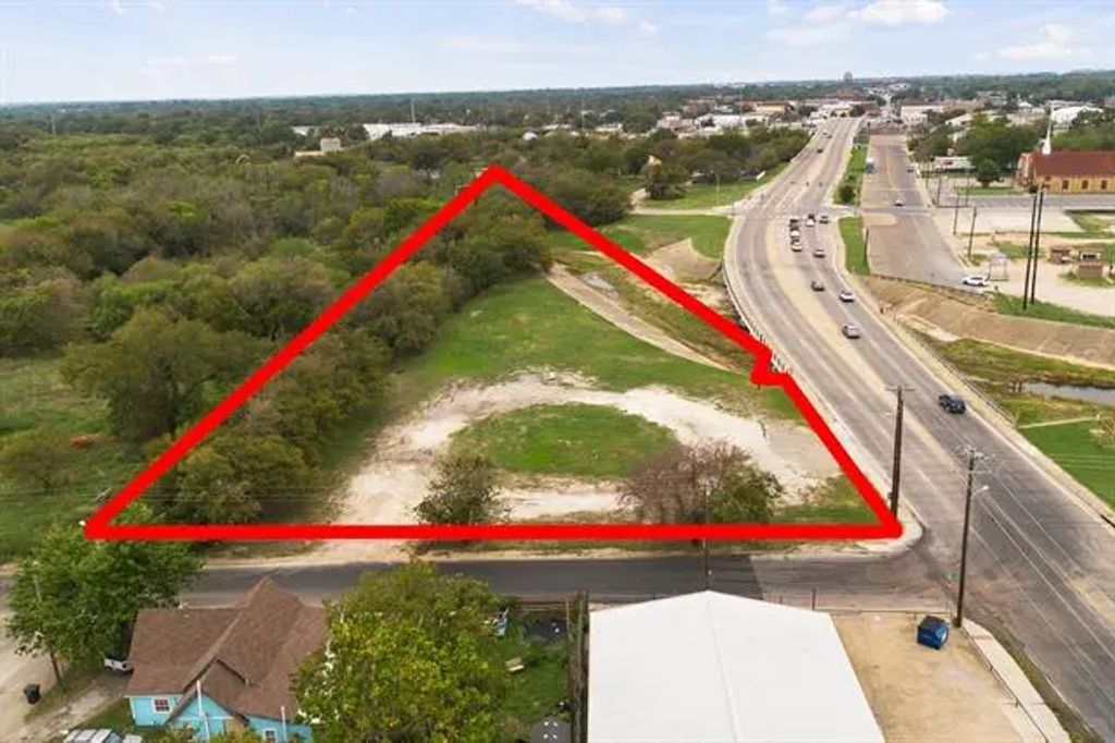 938 E Henderson Street, Cleburne