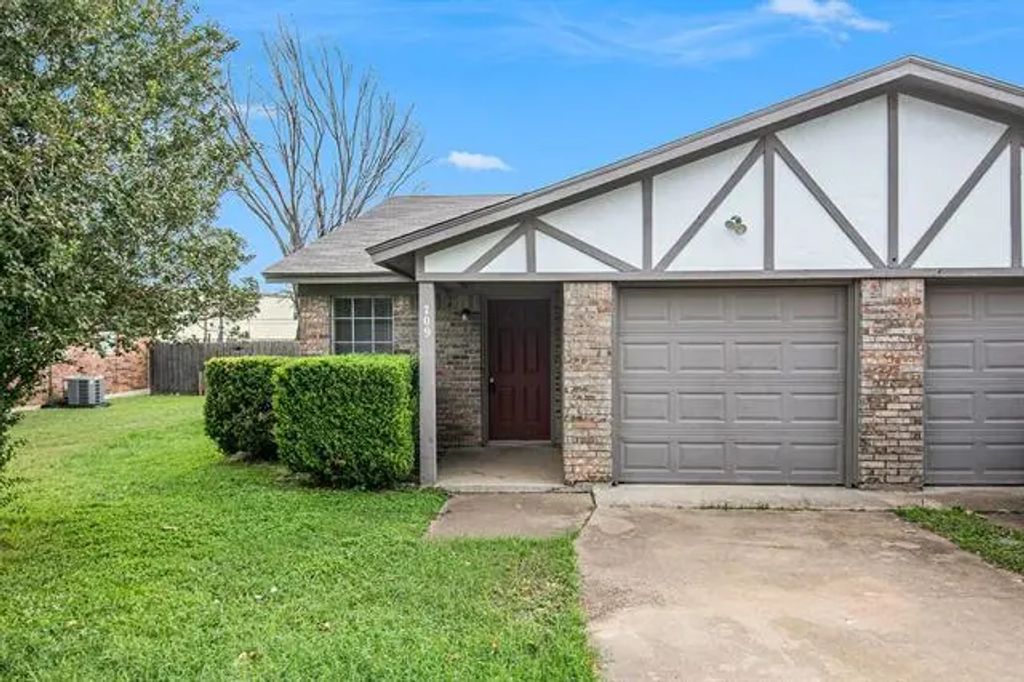 709 Pleasant Manor Manor, Burleson