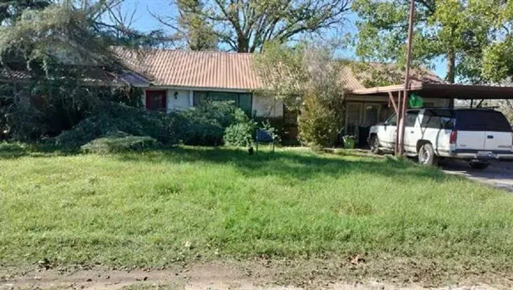 702 Starkey Street, Bangs