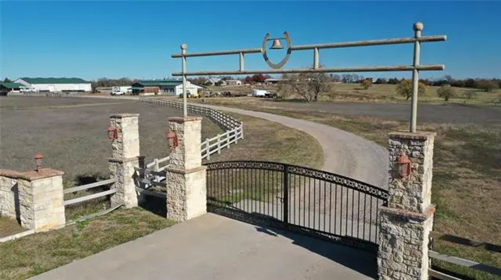 1253 N Hill Street N, Van Alstyne