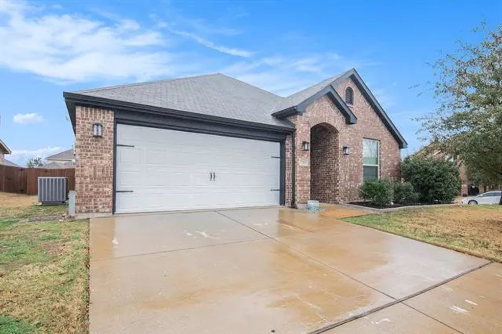 5749 Diamond Valley Drive, Fort Worth