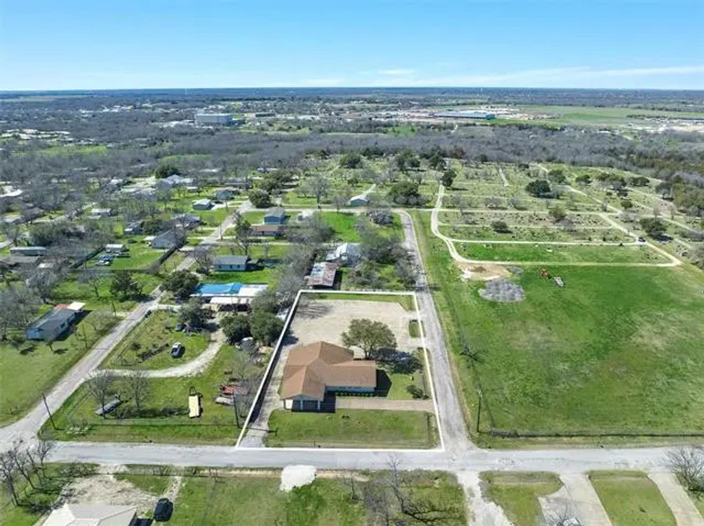 1005 N Red River Ridge, Mexia