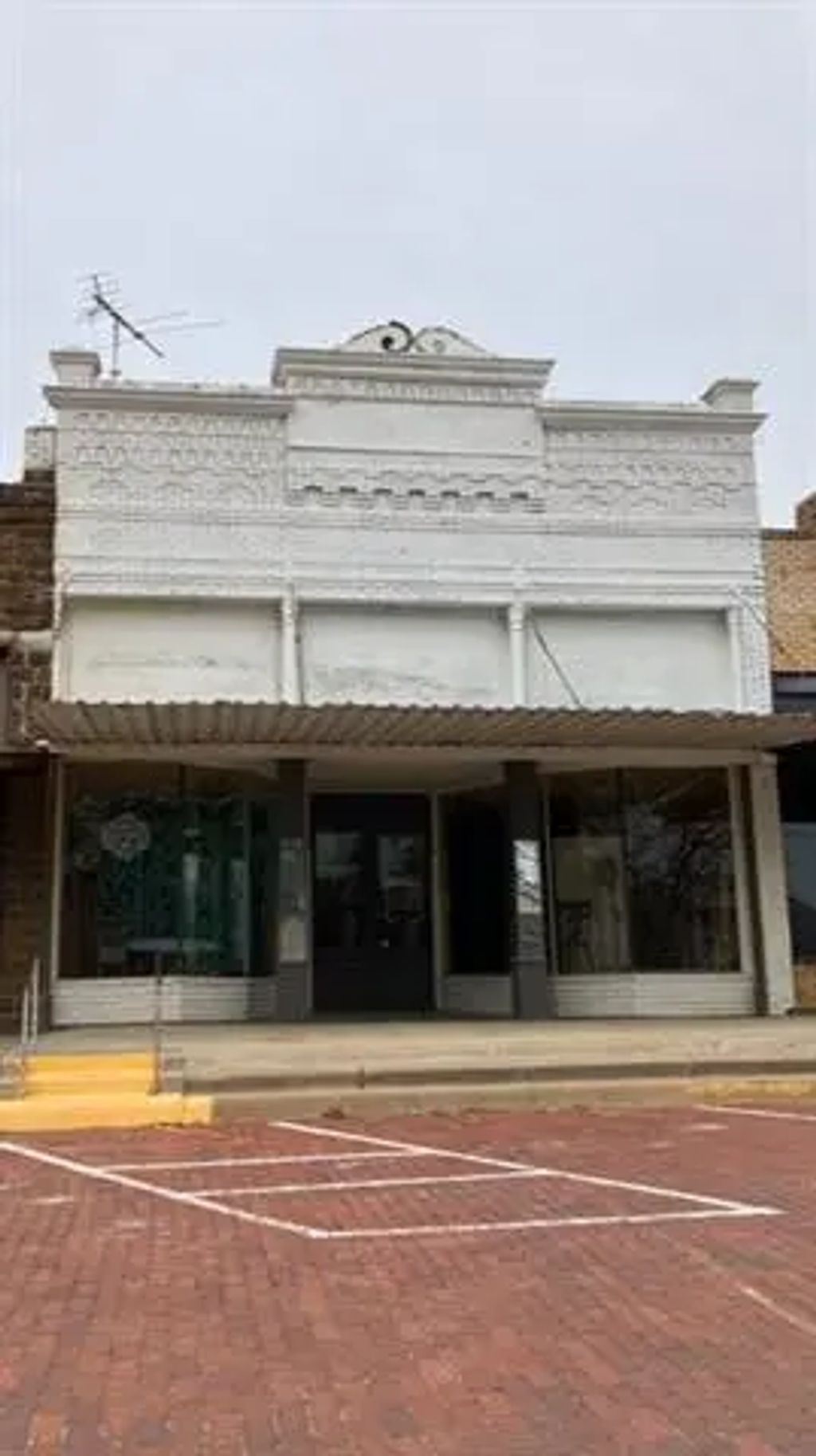 114 W Collin Street, Leonard