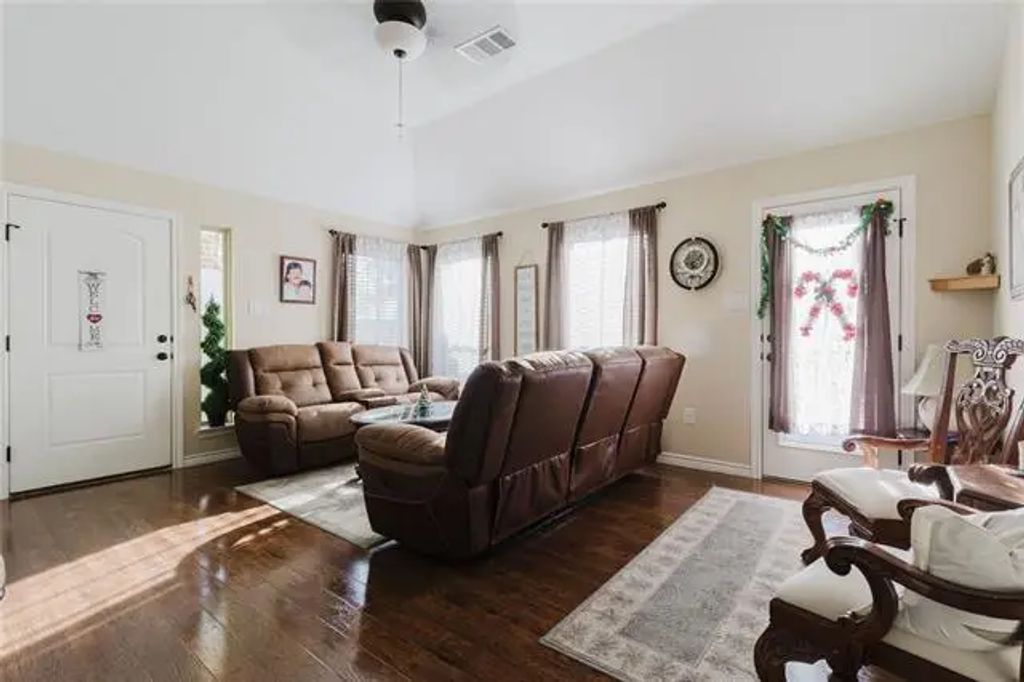 404 Avenue E, Ennis