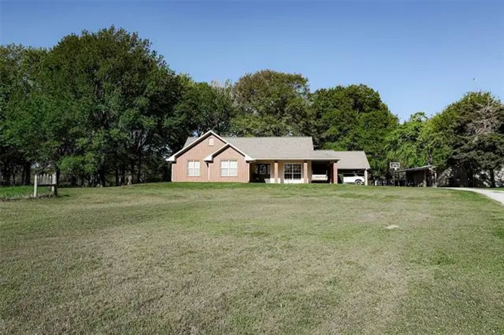 679 County Road 1465, Bonham