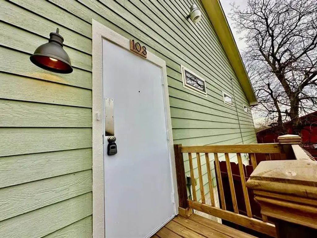 115 E College Street 103, Sherman
