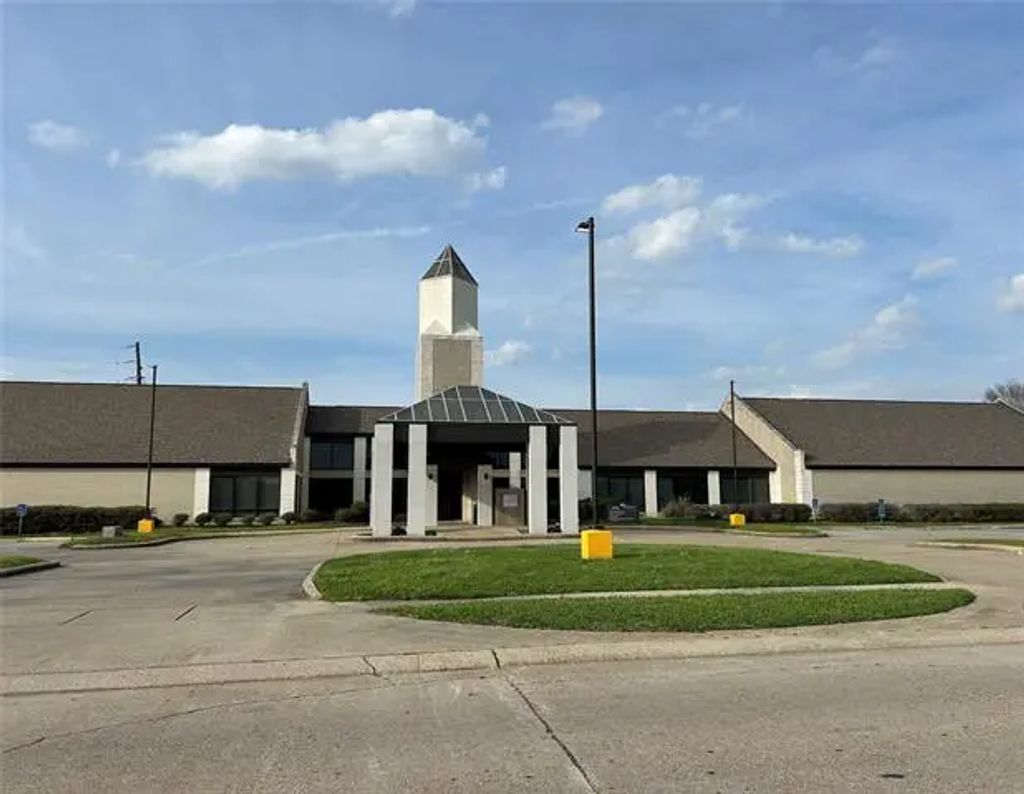 6821 Pines Road, Shreveport