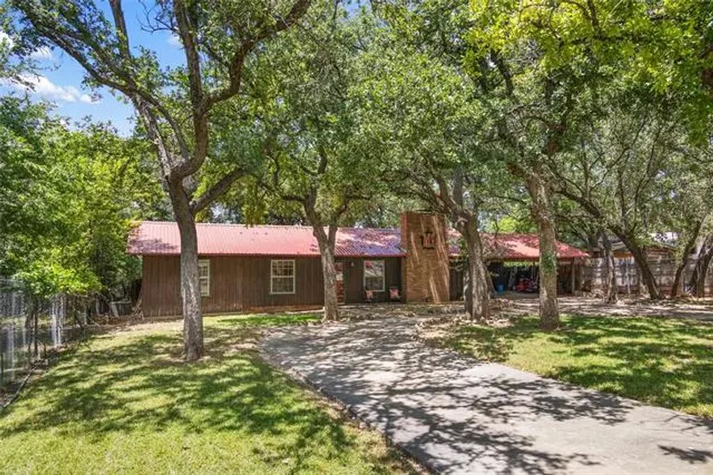 8000 County Road 464, Brownwood