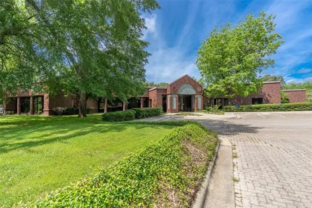 400 W Houston, Marshall