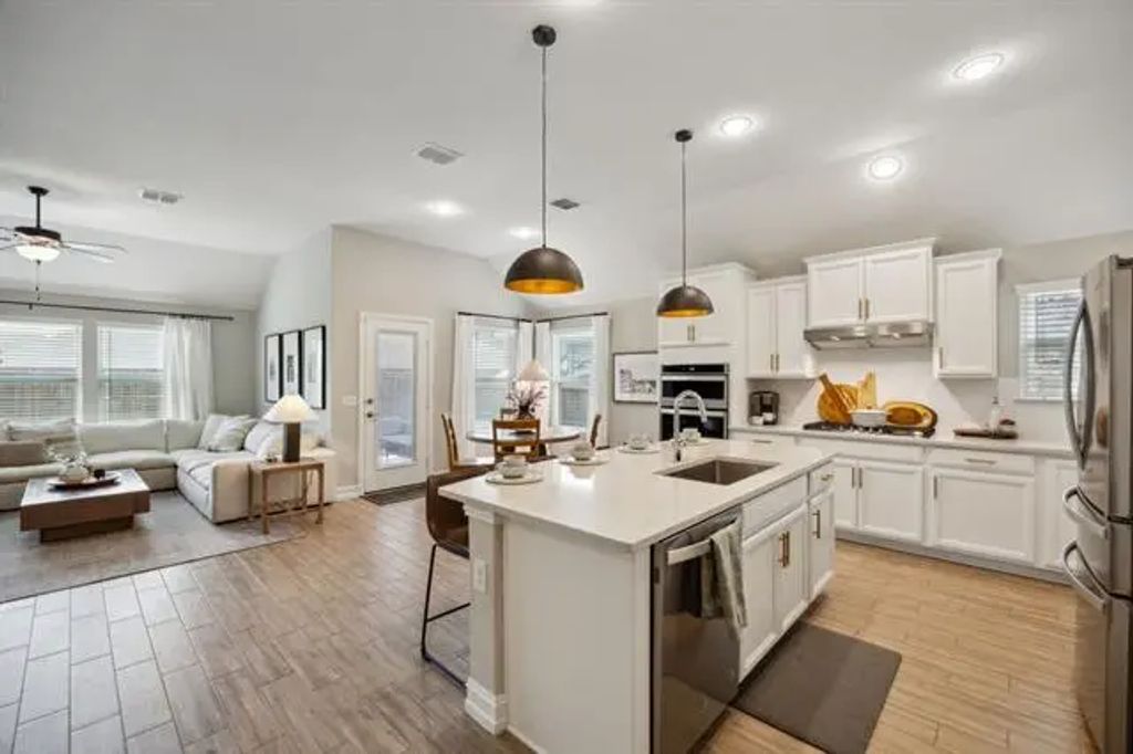 821 Crest Breeze Drive, Fort Worth