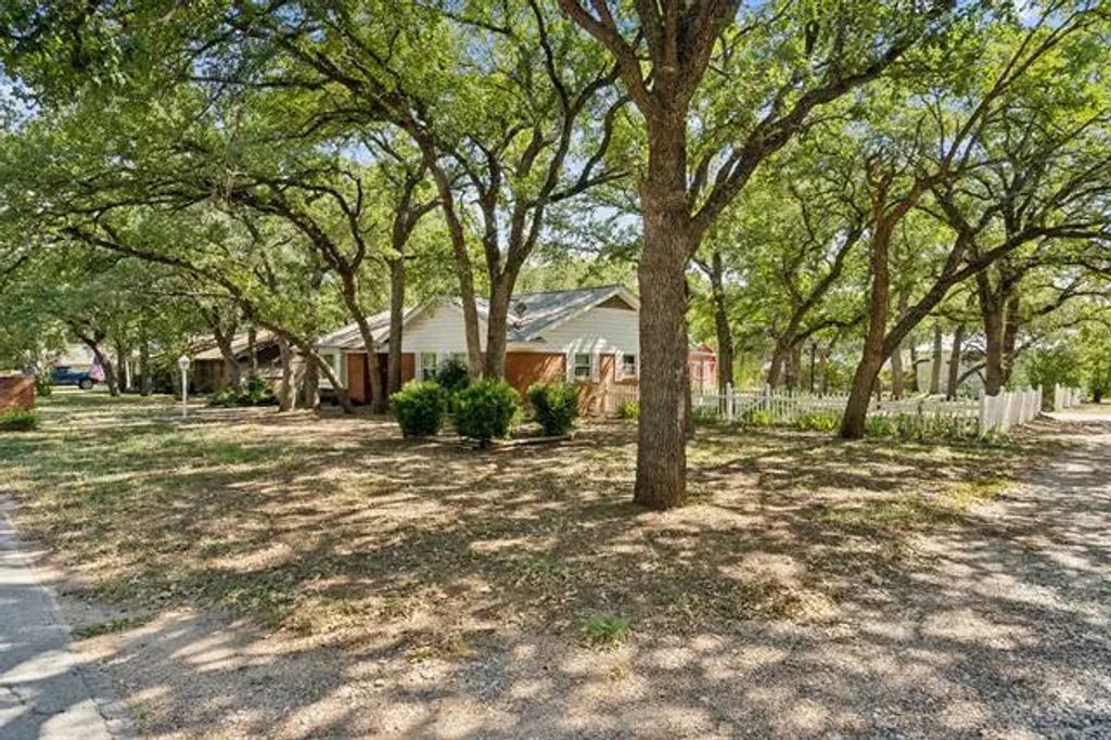700 Cedar Street, Mineral Wells