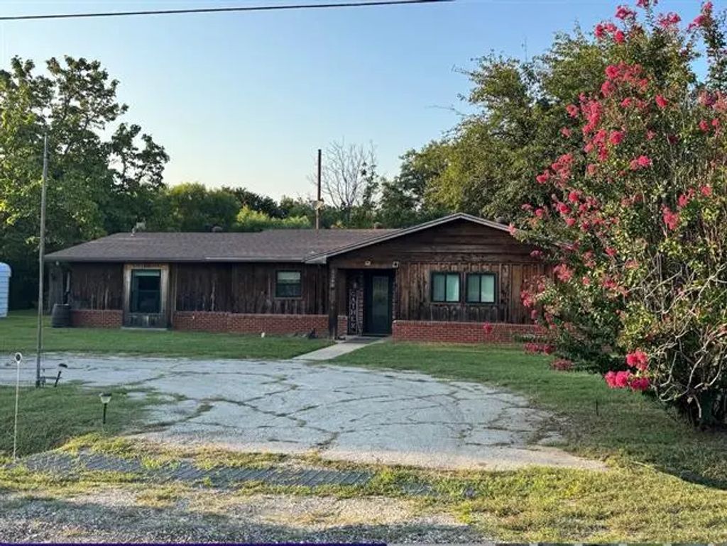344 Oak Street, Nocona