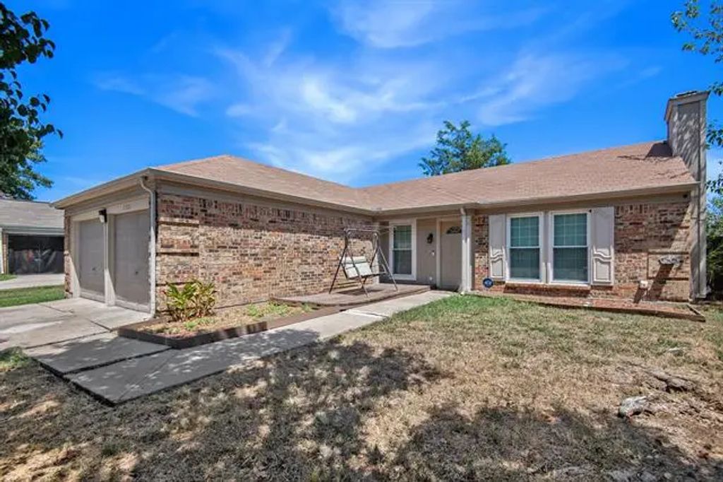 7320 Strawberry Way, Fort Worth