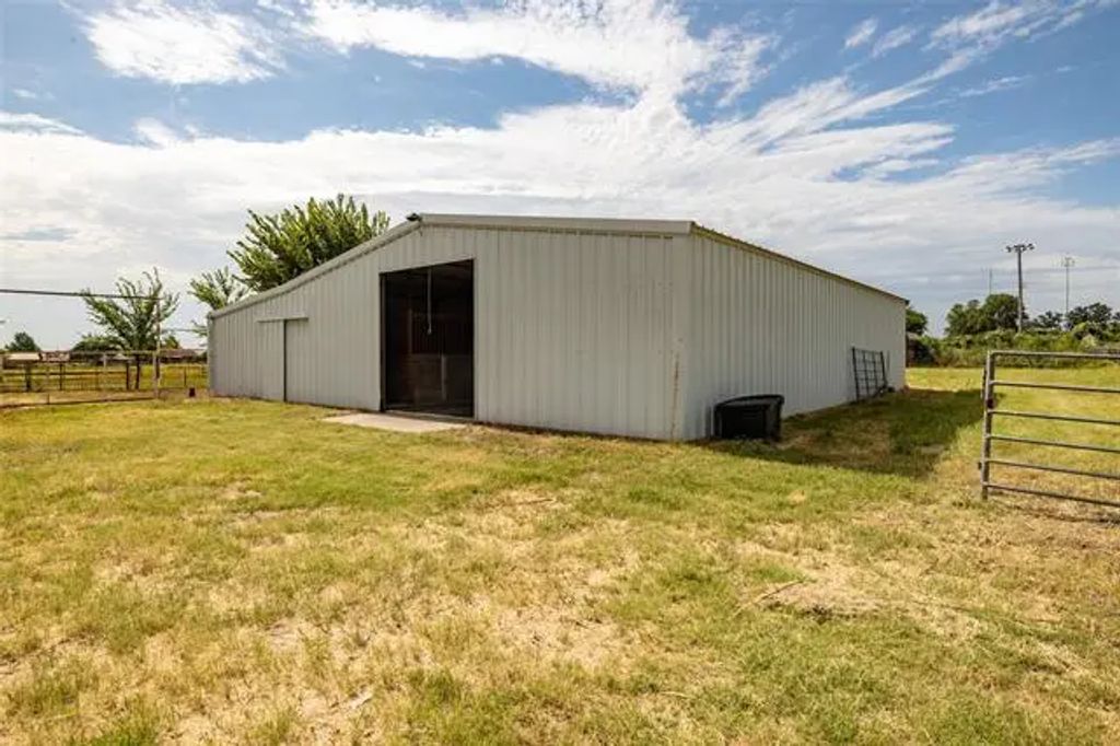 207 Lazy B Lane, Springtown