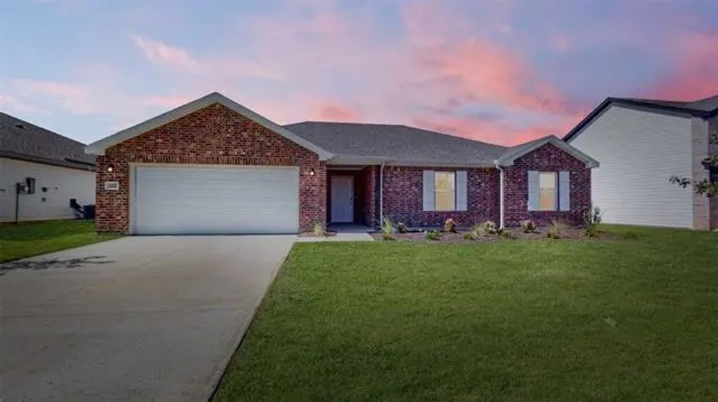 122 Cooper Drive, Cleburne