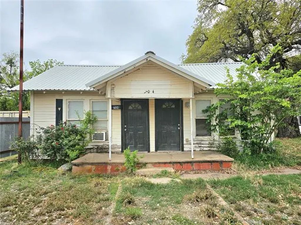 704 S 2nd Street, Bangs
