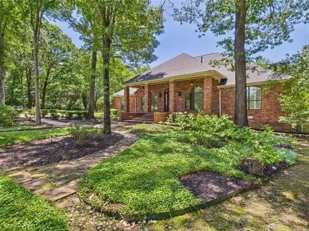 4601 Dickens, Athens