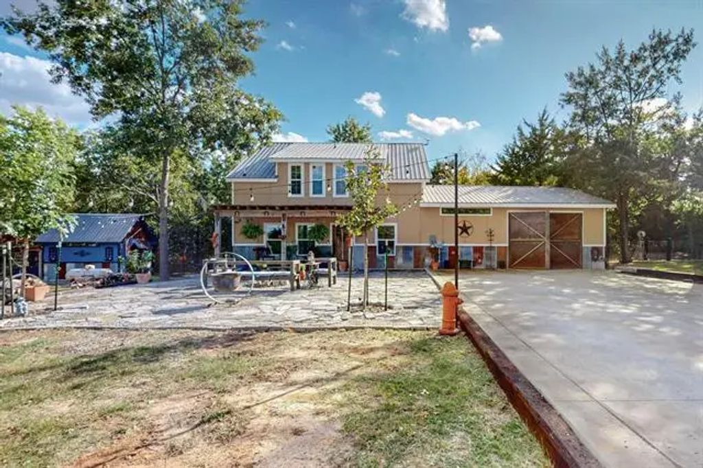 272 County Road 4921, Leonard