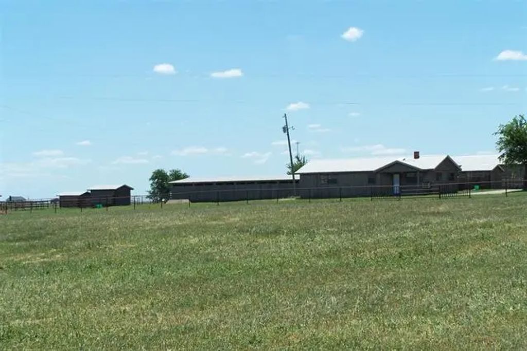 1103 S State Highway 78, Leonard