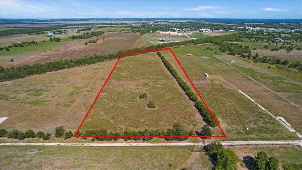 534 Deer Lane, Celeste
