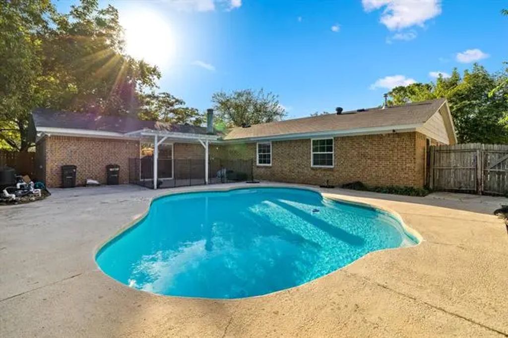 512 Saddle Ridge Lane, Saginaw